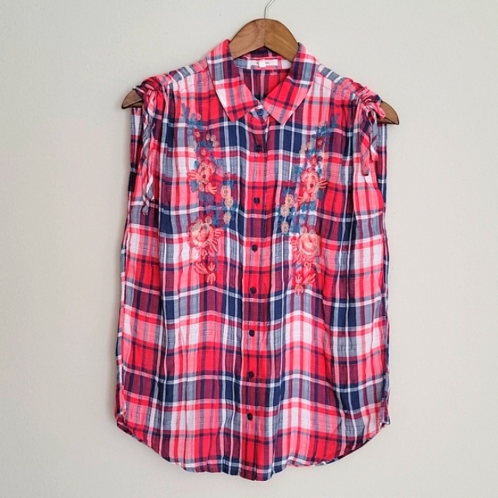 Maurices Floral Embroidery Button Down shirt size M